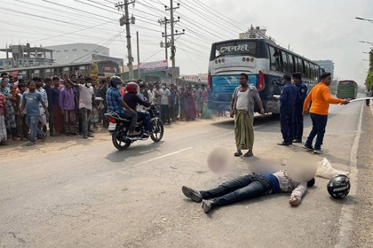 সাভারে বাস চাপায় মোটরসাইকেল চালক নিহত 