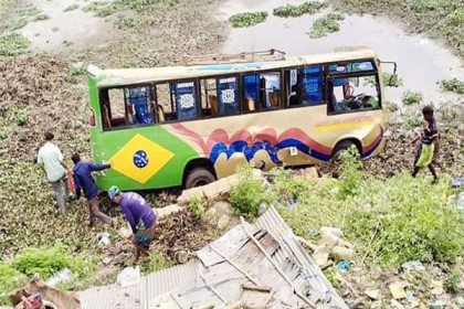 সুনামগঞ্জে নিয়ন্ত্রণ হারিয়ে খাদে বাস, আহত ১৫