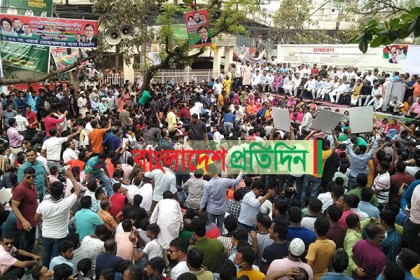 তালতলা মার্কেটের সামনে চলছে বিএনপির সমাবেশ 

