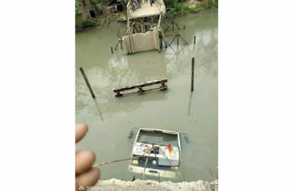 কাঁঠালিয়ায় ব্রিজ ভেঙ্গে ট্রাক খালে, সড়ক যোগাযোগ বন্ধ