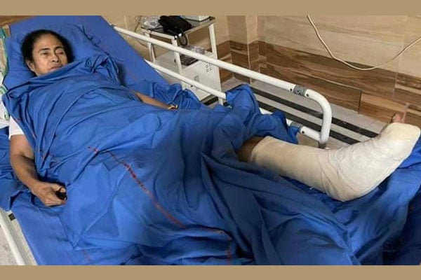 গোড়ালির হাড়ে গুরুতর চোট, ৪৮ ঘণ্টার পর্যবেক্ষণে মমতা