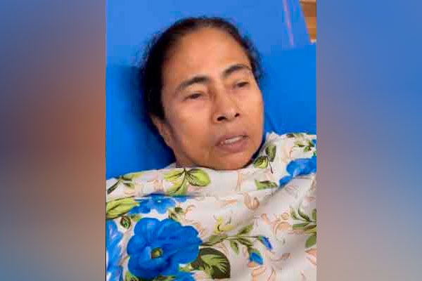 হাসপাতালের বেডে শুয়ে যে বার্তা দিলেন মমতা