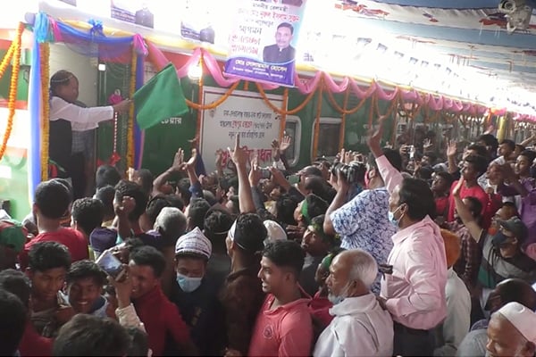 জামালপুরে যাত্রা শুরু করল তৃতীয় লাল সবুজ ট্রেন