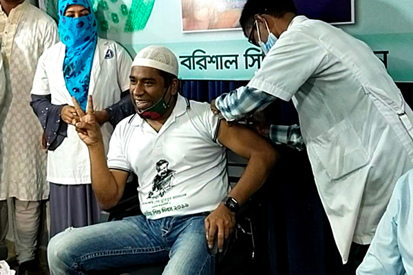 করোনার টিকা নিলেন বরিশালের মেয়র