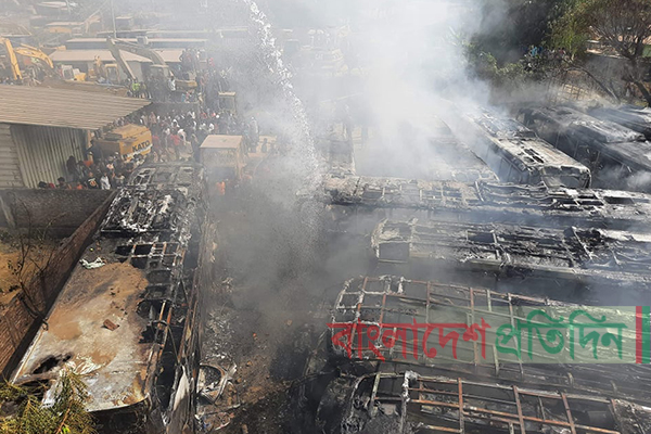চট্টগ্রামে আগুনে পুড়ল ১১ বাস