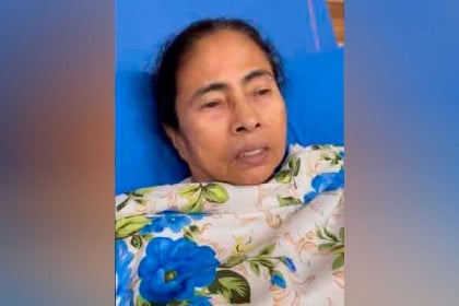হাসপাতালের বেডে শুয়ে যে বার্তা দিলেন মমতা