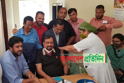 ভ্যাকসিন নিলেন রুহুল আমিন হাওলাদার 

