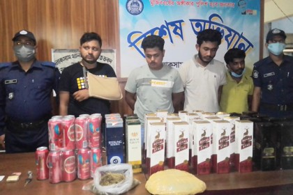 লাকসামে বিদেশি মদ ও ইয়াবা উদ্ধার; ৬ মাদক ব্যবসায়ী আটক