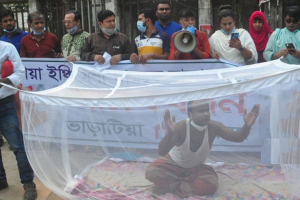 মশার যন্ত্রণায় রাজপথে মশারি টানিয়ে অভিনব প্রতিবাদ