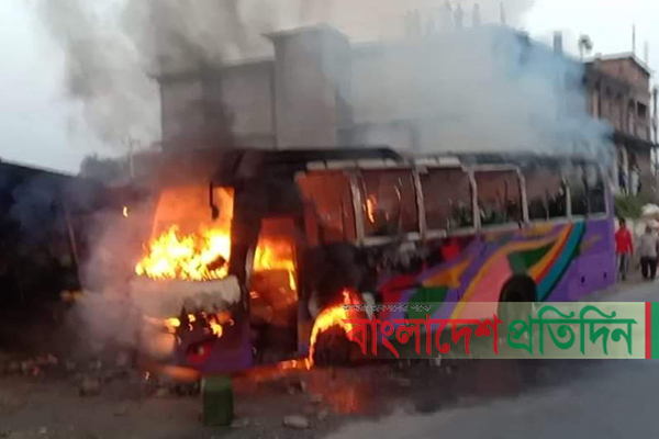 ইঞ্জিন গরম হয়ে কুমিল্লায় বাসে আগুন, মালিক-চালকের বিরুদ্ধে মামলা 