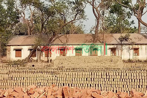 ময়মনসিংহে শিক্ষাপ্রতিষ্ঠান ঘেঁষে ইটভাটা, স্বাস্থ্যঝুঁকিতে শিক্ষার্থীরা