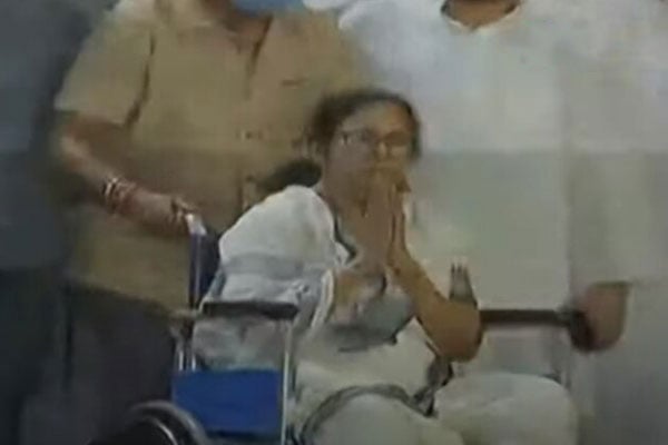হাসপাতাল থেকে হুইলচেয়ারে করে বাড়ি ফিরলেন মমতা

