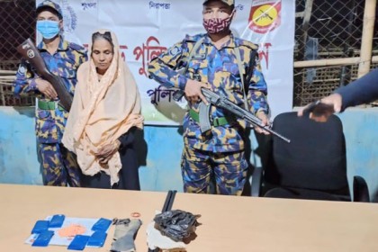 টেকনাফে রোহিঙ্গা ক্যাম্প থেকে ইয়াবাসহ আটক ১