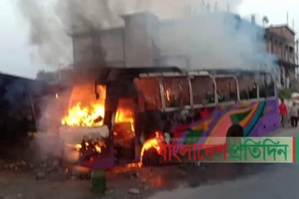 ইঞ্জিন গরম হয়ে কুমিল্লায় বাসে আগুন, মালিক-চালকের বিরুদ্ধে মামলা 