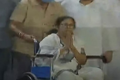 হাসপাতাল থেকে হুইলচেয়ারে করে বাড়ি ফিরলেন মমতা

