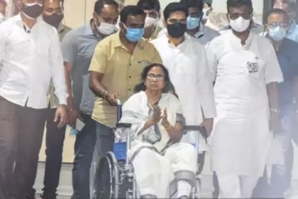 হুইলচেয়ারে বাড়ি ফিরলেন মমতা, কমিশনের সঙ্গে সংঘাত তুঙ্গে 