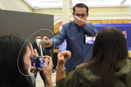 প্রশ্নে বিরক্ত হয়ে সাংবাদিকের মুখে স্যানিটাইজার স্প্রে করে বিপাকে থাই প্রধানমন্ত্রী
