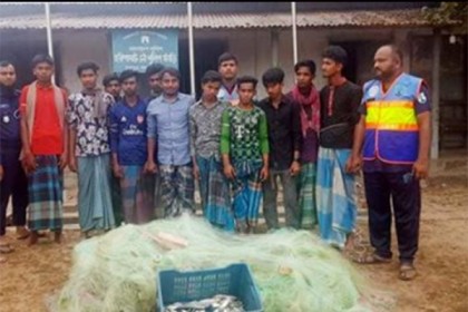 চাঁদপুরে নৌ পুলিশের অভিযানে ১১ জেলে আটক