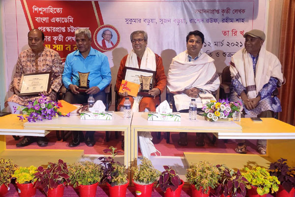 শিশুসাহিত্যে বাংলা একাডেমি পুরস্কারপ্রাপ্ত চার লেখককে শ্রীমঙ্গলে সম্মাননা প্রদান
