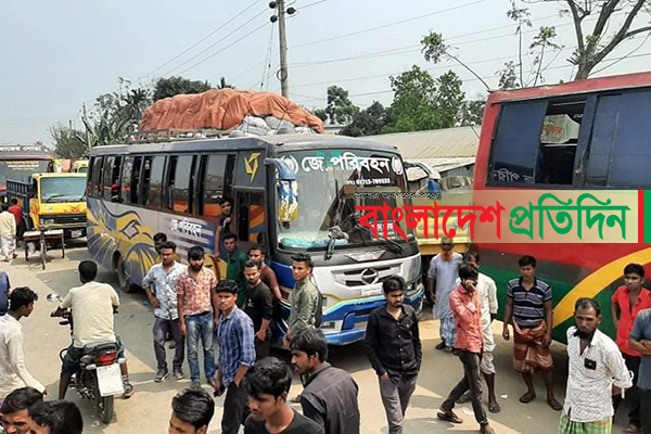 এমপির গাড়িকে সাইড না দেওয়ায় ট্রাক চালককে মারধর, প্রতিবাদে বিক্ষোভ