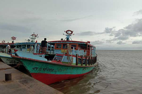 ঝড়ো বাতাসে বাংলাবাজার-শিমুলিয়ায় নৌযান চলাচল ব‍্যহত