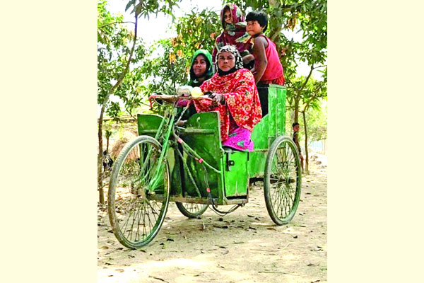 দুই পা হারিয়েও ভ্যানচালক রোকেয়া