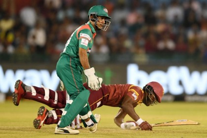 লড়াই করলেও হার এড়াতে পারল না বাংলাদেশের সাবেকরা