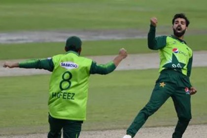 পাকিস্তান দলে চমক! ফিরছেন হাফিজ-শাদাব