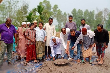 শাজাহানপুরে মাদ্রাসার ঢালাই কাজের উদ্বোধন

