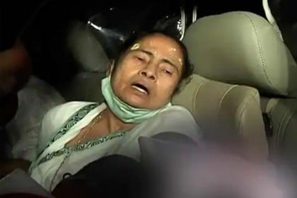 মমতার উপর ‘হামলা’র কোনও ‘প্রমাণ’ মেলেনি : কমিশন