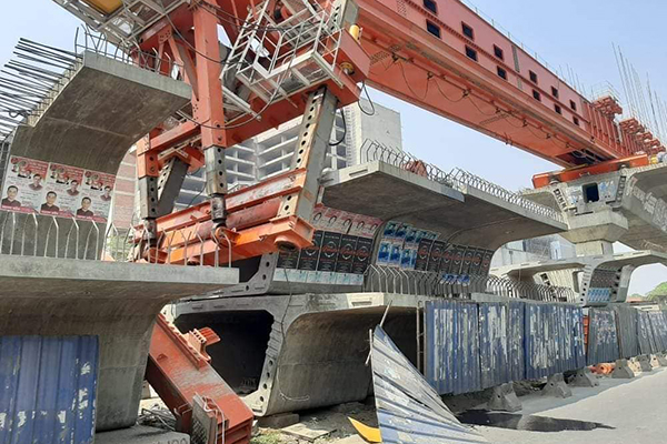 বিমানবন্দর এলাকায় বিআরটি প্রকল্পের গার্ডার ভেঙে আহত ৫