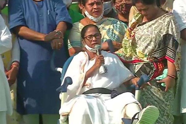 'আহত বাঘ ভয়ঙ্কর, খেলা হবে', সভামঞ্চে চ্যালেঞ্জ মমতার

