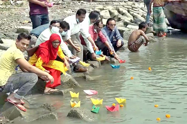 কাগজের নৌকা ভাসিয়ে বরিশালে নদীকৃত্য দিবস পালিত 