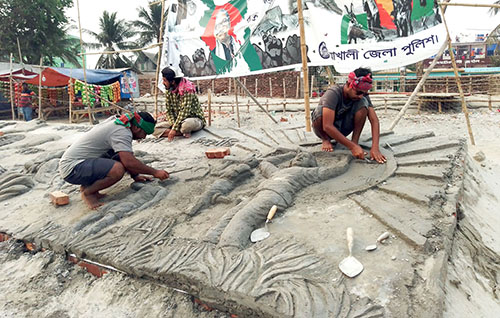 কুয়াকাটার সৈকতে নির্মাণ হচ্ছে বালু ভাস্কর্য 