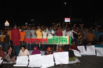 খুলনায় বরখাস্ত চেয়ারম্যানকে ফের মনোনয়ন, প্রতিবাদে সড়ক অবরোধ