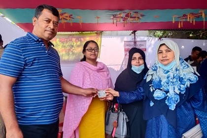 সিদ্ধিরগঞ্জের ১নং ওয়ার্ডে স্মার্ট জাতীয় পরিচয়পত্র বিতরণ 