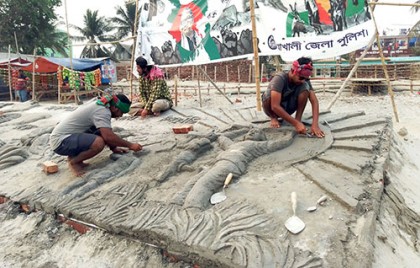 কুয়াকাটার সৈকতে নির্মাণ হচ্ছে বালু ভাস্কর্য 