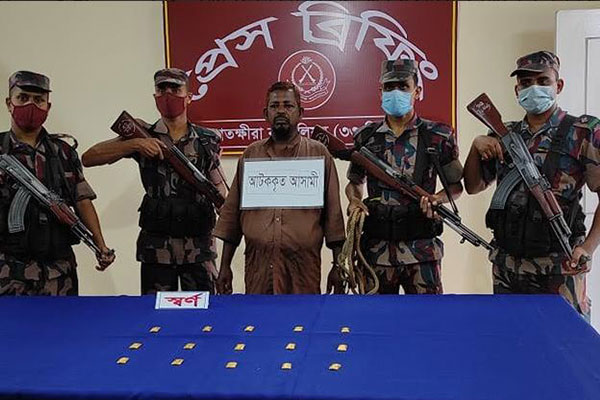 সাতক্ষীরা সীমান্ত থেকে ১৫টি স্বর্ণের বার উদ্ধার, আটক ১