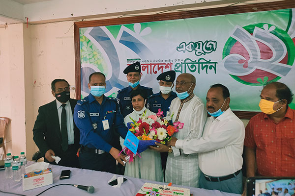নেত্রকোনায় বাংলাদেশ প্রতিদিনকে ফুলেল শুভেচ্ছা