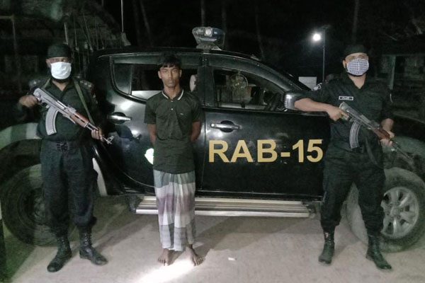 রোহিঙ্গা শিবির থেকে অস্ত্রসহ ‌‘সালমান শাহ’ গ্রুপের এক সদস্য আটক 

