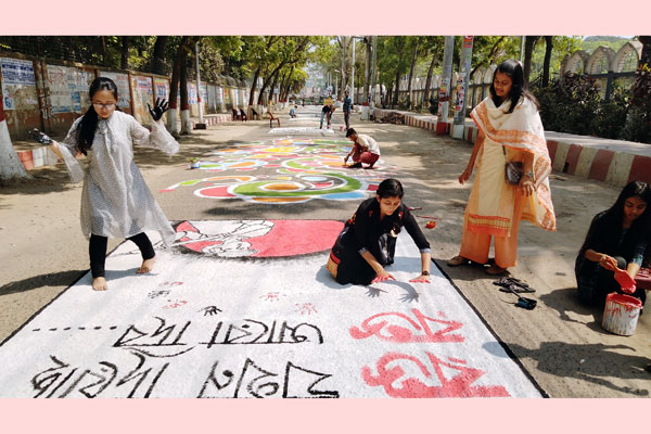 কুমিল্লায় সড়কে শিল্পীদের রং তুলিতে বঙ্গবন্ধুকে শ্রদ্ধা