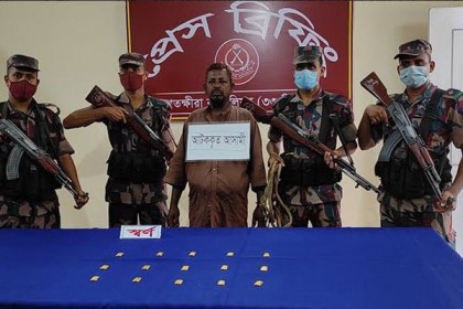 সাতক্ষীরা সীমান্ত থেকে ১৫টি স্বর্ণের বার উদ্ধার, আটক ১
