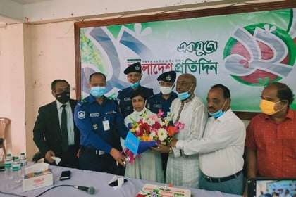 নেত্রকোনায় বাংলাদেশ প্রতিদিনকে ফুলেল শুভেচ্ছা