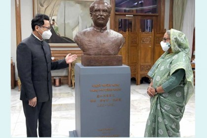 প্রধানমন্ত্রীকে বঙ্গবন্ধুর আবক্ষ ভাস্কর্য উপহার দিল চীন

