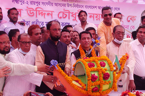নৌকা তুলে দিয়ে আওয়ামী লীগ প্রার্থীকে বরণ করলেন নেতাকর্মীরা