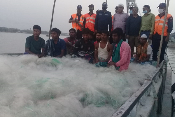 বরিশালে জালসহ ১৪ জেলে আটক