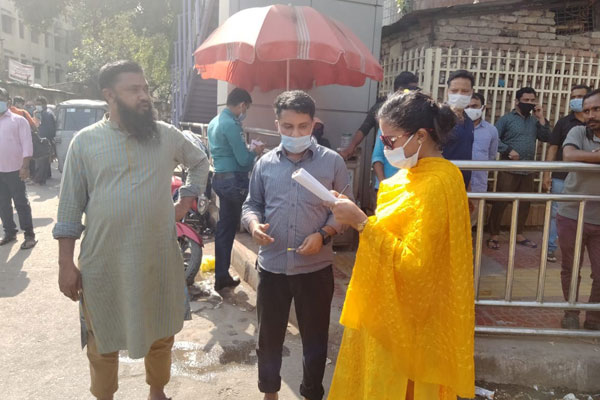 করোনা প্রতিরোধে ঢাকায় জনসচেতনতামূলক কার্যক্রম, মাস্ক বিতরণ ও মোবাইল কোর্টের অভিযান 