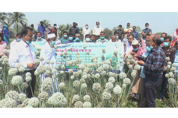 ‘কৃষি প্রযুক্তি, দক্ষ ব্যবস্থাপনা প্রয়োগে 
কৃষকদের ভাগ্যোন্নয়নে কাজ করা হচ্ছে’