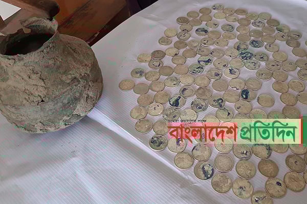 মাটি খুঁড়তেই মিলল কাঁসার কলসভর্তি মুদ্রা!