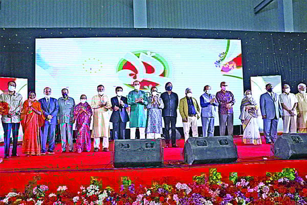 ১৯ গুণীজনকে সম্মাননা